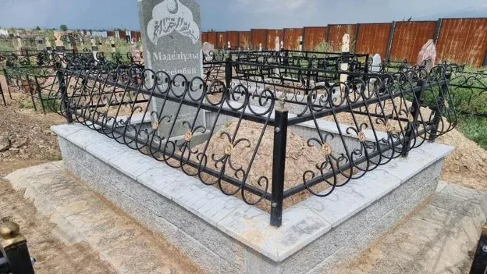 Компактный могильный комплекс с полукованой оградкой