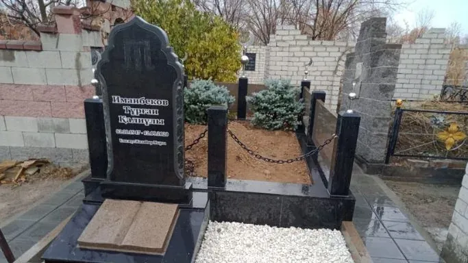 Могильный комплекс из чёрного габбро и куртинского гранита