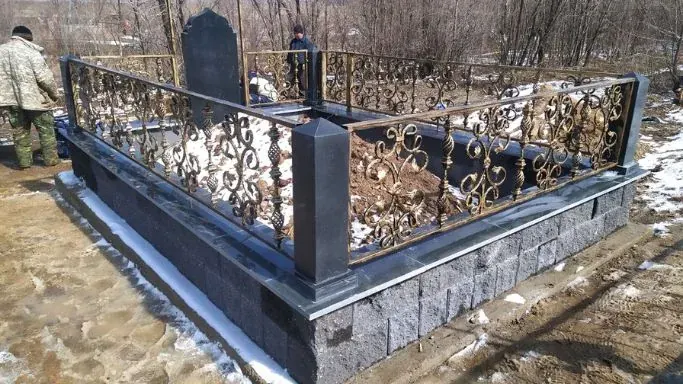 Могильный комплекс из чёрного габбро с художественной ковкой