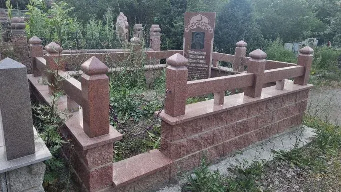 Могильный комплекс из кордайского гранита и сплиттерных блоков
