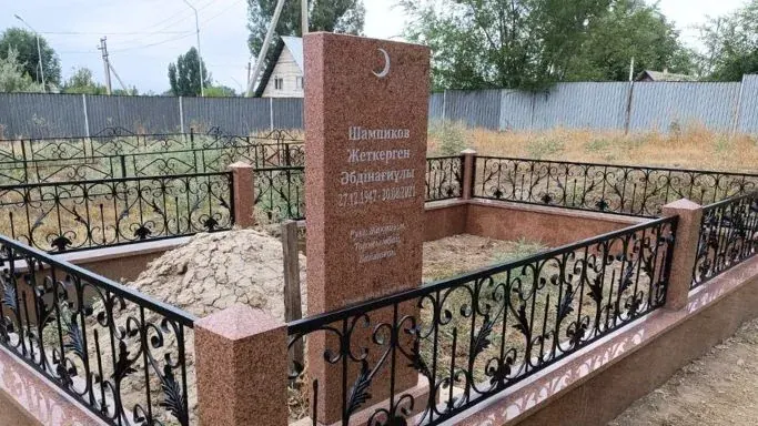 Могильный комплекс из кордайского гранита с кованой оградкой