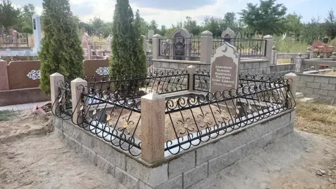 Могильный комплекс из куртинского гранита и сплиттерных блоков в мусульманском стиле