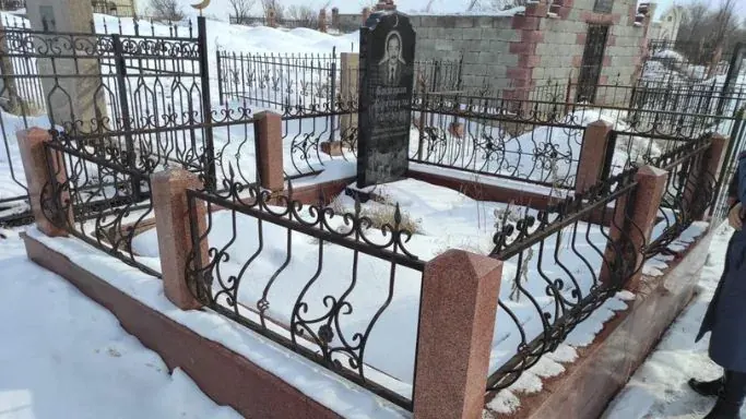 Могильный комплекс классический со столбиками из кордайского гранита