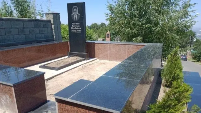 Могильный комплекс на кенсайском кладбище