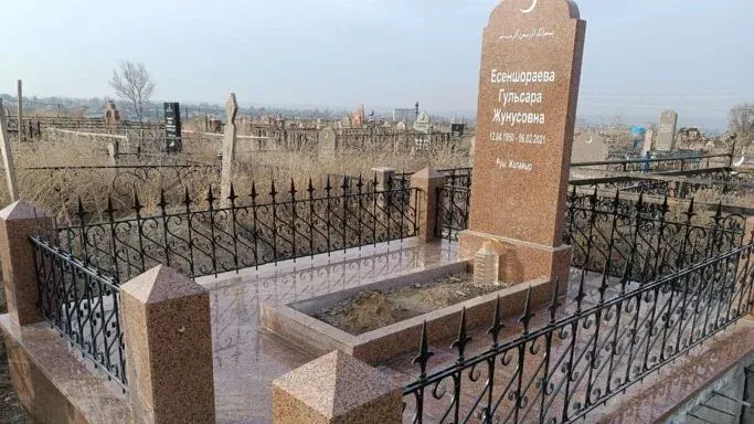 Могильный комплекс с полукованой оградкой в минимальном стиле