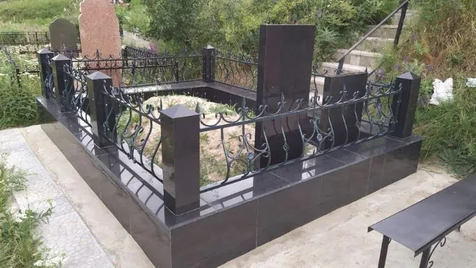 Могильный комплекс в строгом стиле из чёрного габбро