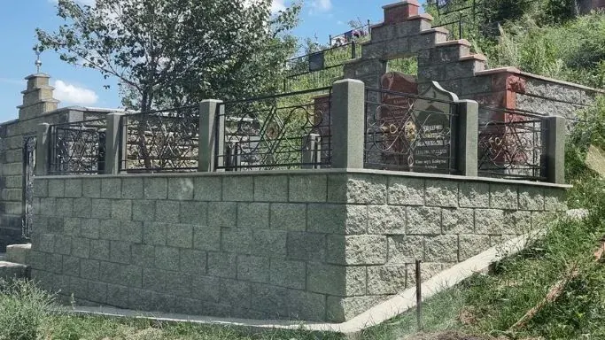 Мусульманский могильный комплекс из сплиттерных блоков камень алатагыл