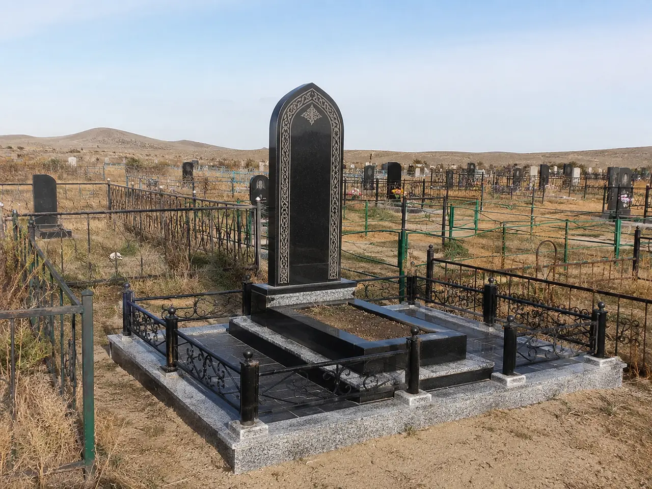 Могильный комплекс с мусульманским памятником и кованой оградкой в Алматы